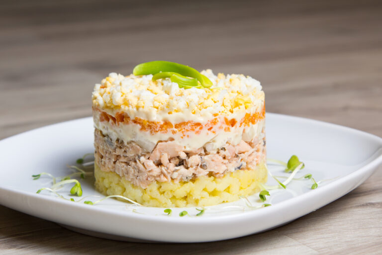 Салат Дамский каприз с курицей и ананасом: рецепт с фото