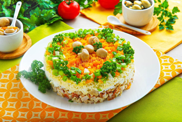 Салат с копченой грудкой и грибами маринованными грибами